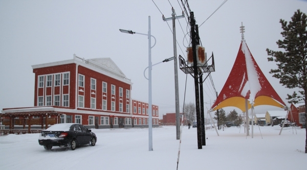内蒙古根河满归镇雪花飞舞 行人出行难-图2
