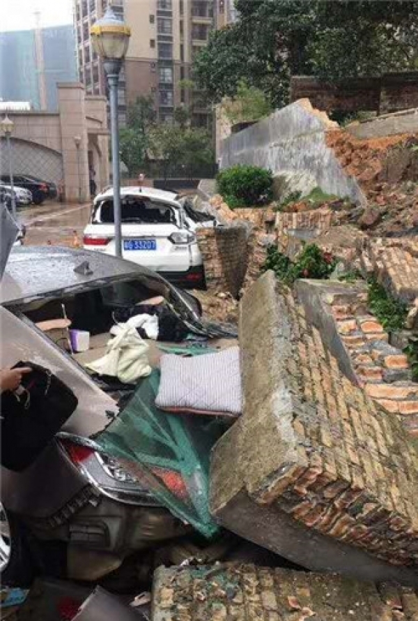 强降雨致广东遂溪一小区围墙倒塌 多辆汽车被砸-图2