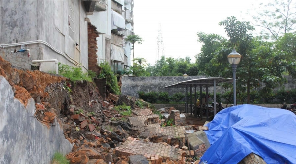 强降雨致广东遂溪一小区围墙倒塌 多辆汽车被砸-图4