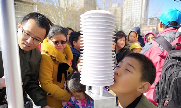 中国气象局气象日科普活动 参观者络绎不绝-图10