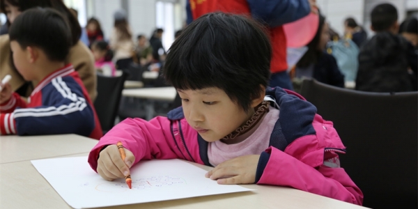 世界气象日 小朋友们南京北极阁里画天气-图6