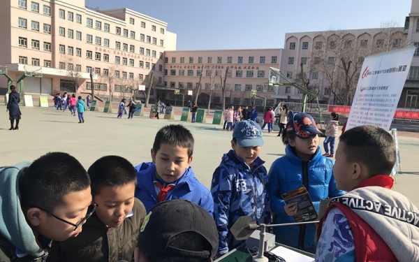 新疆多地开展3.23气象日科普宣传活动-图1