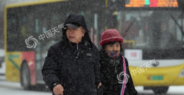 黑龙江多地降大到暴雪  高速封闭同行受阻