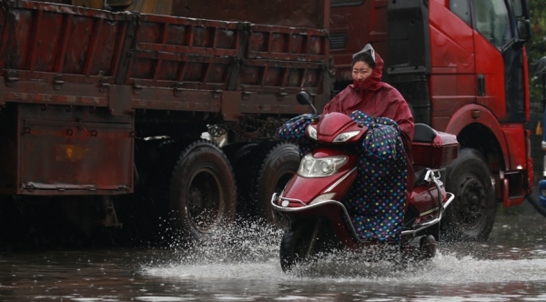 江西南昌遭遇强降雨 多处道路积水-图2