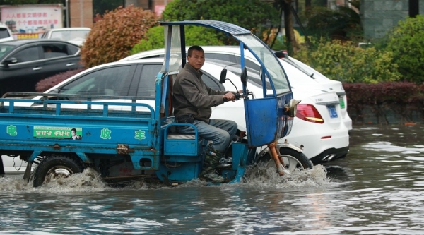 江西南昌遭遇强降雨 多处道路积水-图8