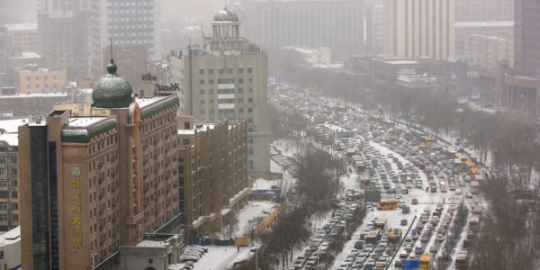 哈尔滨春分大雪纷飞 早高峰交通拥堵-图1