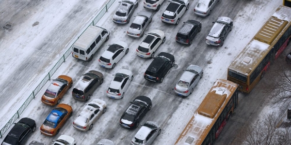 哈尔滨春分大雪纷飞 早高峰交通拥堵-图2