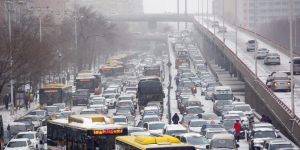 哈尔滨春分大雪纷飞 早高峰交通拥堵-图4