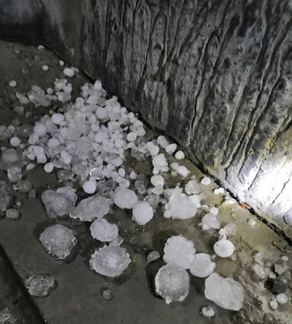 湖南昨夜遭遇雷雨大风冰雹 民居屋顶被砸穿-图1