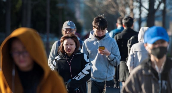 春分节气寒潮袭北京 街头行人开启乱穿衣模式-图2