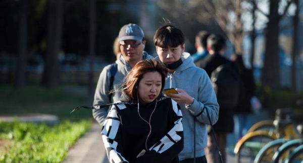春分节气寒潮袭北京 街头行人开启乱穿衣模式-图1