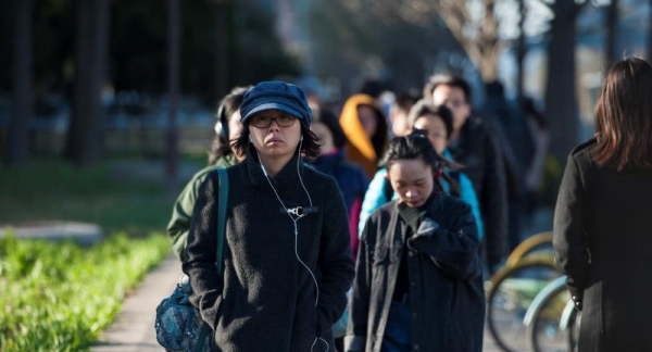 春分节气寒潮袭北京 街头行人开启乱穿衣模式-图3