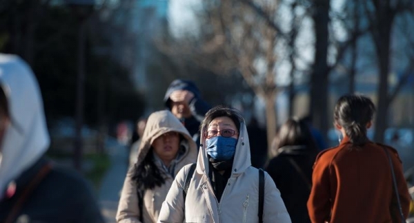 春分节气寒潮袭北京 街头行人开启乱穿衣模式-图4