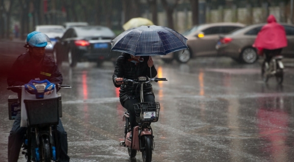 北京今日出现雷雨天气 道路积水明显-图2