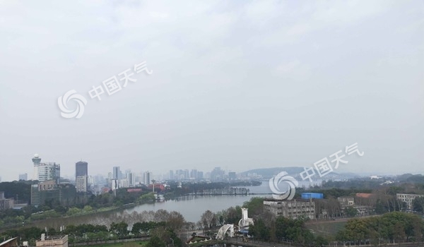 今夜起湖北强对流天气突出 明后天气温显著下降
