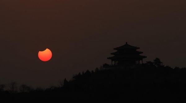 今年首个日偏食奇观：当清晨的北京遇上“天狗食日”-图4