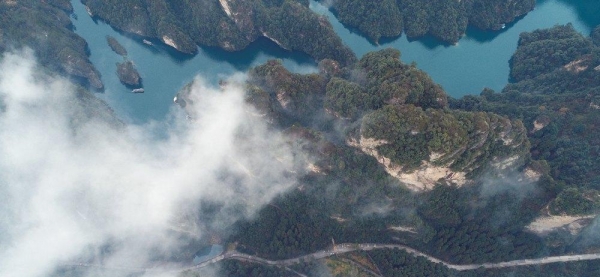 张家界宝峰湖云雾缭绕 宛若水墨画卷-图4