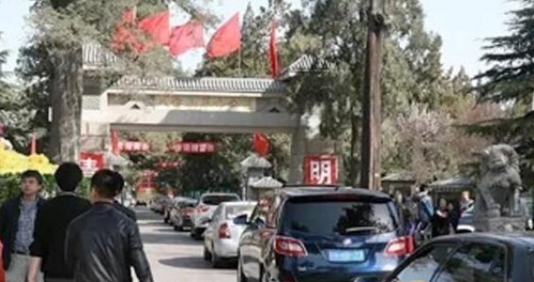 今年北京清明祭扫人数达500万 森防部提醒勿携带火种