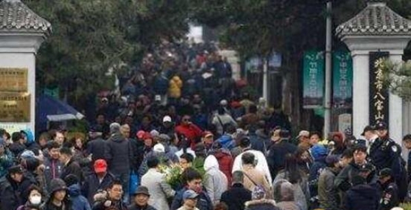 今年北京清明祭扫人数达500万 森防部提醒勿携带火种