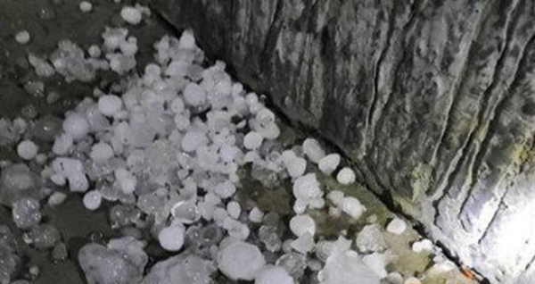 贵州多地出现冰雹大风 贵阳气温跌至11℃