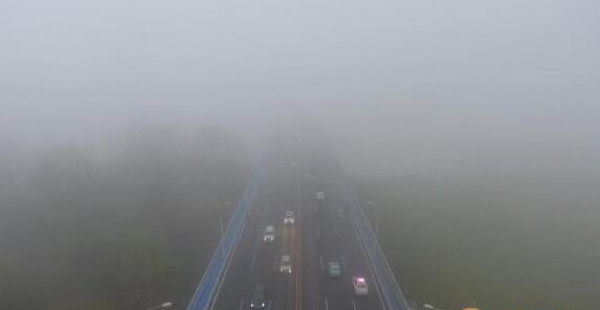 受大雾天气影响 湖南多个收费站交通管制