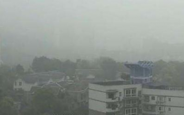 江南江淮遇大雾能见度低 华南等地冰雹雷暴来袭