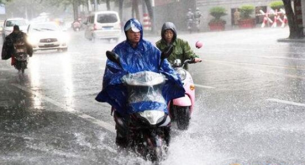 福建中南部迎强降雨 福州气温跌至20℃