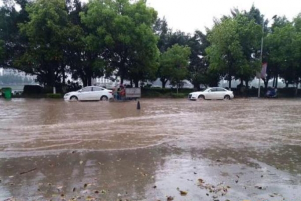 江南华南迎中到大雨 广西广东等地现冰雹雷暴