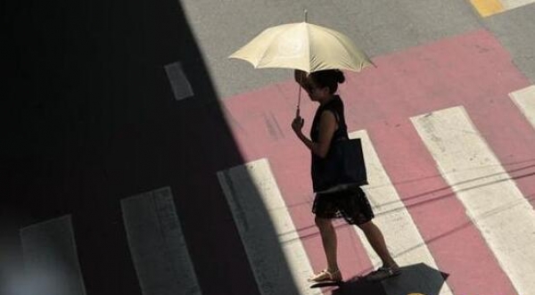 泰国遭遇夏季风暴袭击 曼谷最高气温超40℃