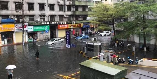海口市发布暴雨橙色预警 市内多条道路积水严重