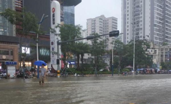 海口市发布暴雨橙色预警 市内多条道路积水严重