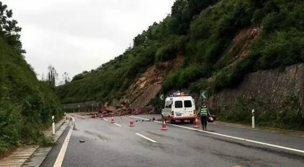 山西省临汾市一路段塌方 未造成人员伤亡