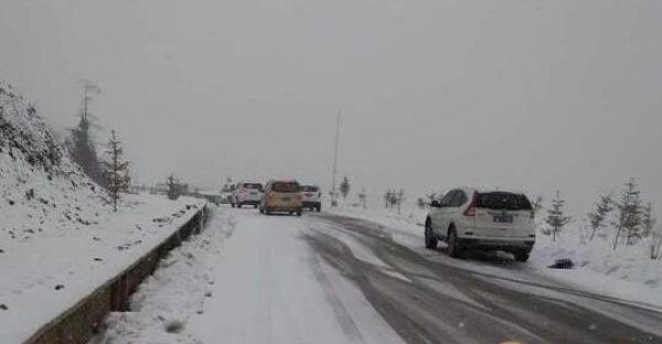 受降雪低温影响 西藏国道109线路段交通管制