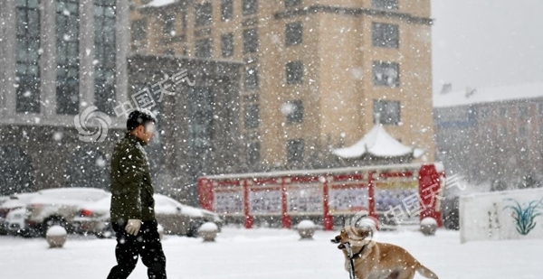 内蒙古清明假日风雪相伴 气温下降