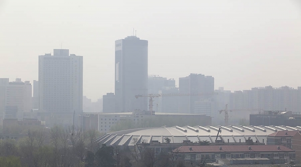 出门戴口罩！北京大风和森林火险预警齐发 局地现扬沙-图1