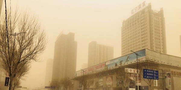 黄沙漫天！辽宁PM10爆表 市民“全副武装”出行-图1