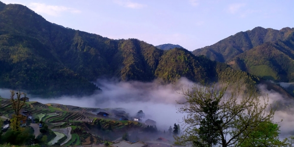 广西龙胜云雾缭绕 山野风光如世外桃源-图1