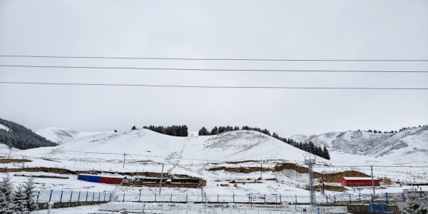 新疆乌鲁木齐南山重回银白世界-图1