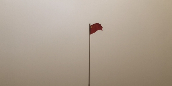 新疆南部多地风起沙扬 天空一片昏黄-图3
