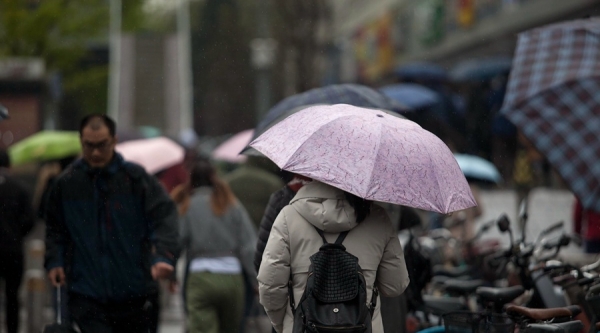 降雨+冷飕飕！北京早高峰车辆大排长龙 行人棉衣出行-图4