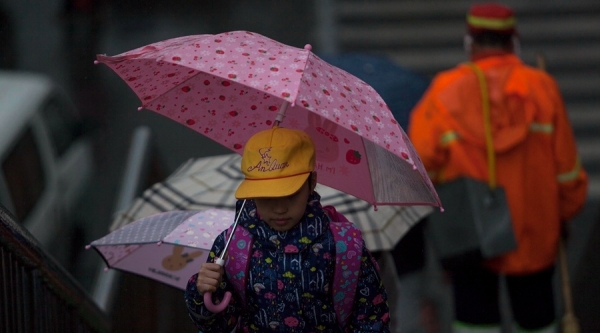 降雨+冷飕飕！北京早高峰车辆大排长龙 行人棉衣出行-图3