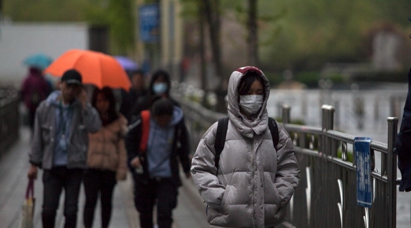 降雨+冷飕飕！北京早高峰车辆大排长龙 行人棉衣出行-图2