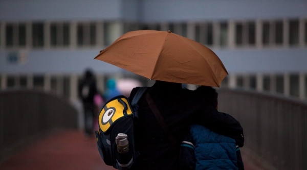 降雨+冷飕飕！北京早高峰车辆大排长龙 行人棉衣出行-图5