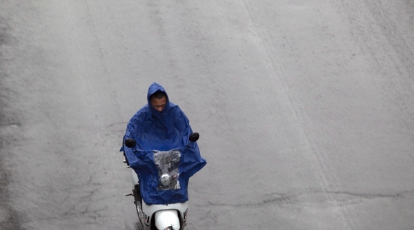 降雨+冷飕飕！北京早高峰车辆大排长龙 行人棉衣出行-图8