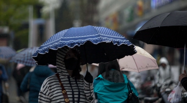 降雨+冷飕飕！北京早高峰车辆大排长龙 行人棉衣出行-图7