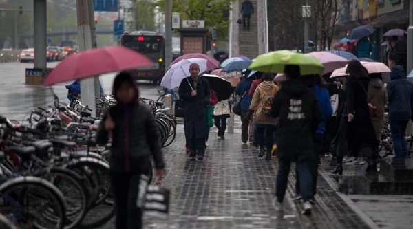 降雨+冷飕飕！北京早高峰车辆大排长龙 行人棉衣出行-图11
