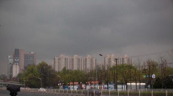 降雨+冷飕飕！北京早高峰车辆大排长龙 行人棉衣出行-图10