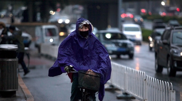 降雨+冷飕飕！北京早高峰车辆大排长龙 行人棉衣出行-图13