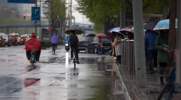 降雨+冷飕飕！北京早高峰车辆大排长龙 行人棉衣出行-图12