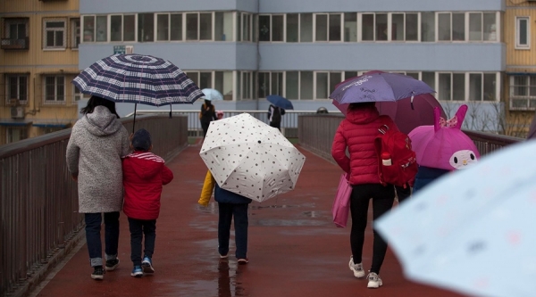 降雨+冷飕飕！北京早高峰车辆大排长龙 行人棉衣出行-图16